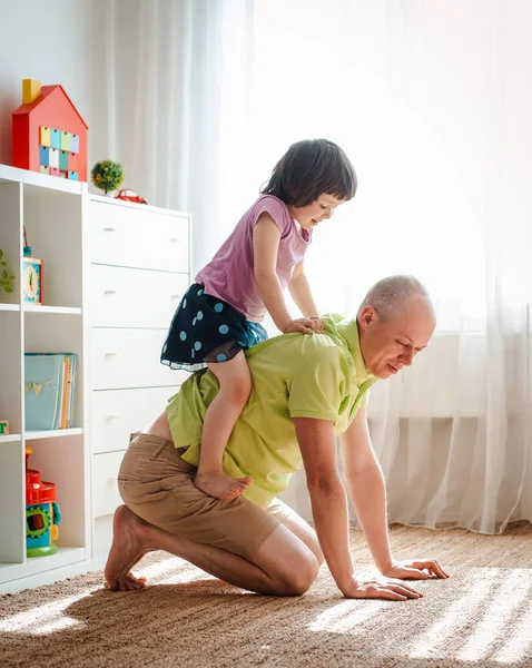 Baba onun sevimli küçük kızı ile evde oynar. Babalar Günün Kutlu Olsun — Stok fotoğraf