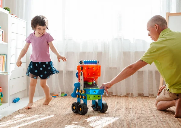 Padre juega en casa con su linda hija. Feliz Día del Padre —  Fotos de Stock