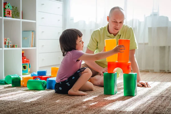 Father plays at home with his cute little daughter. Happy father's Day — Stock Photo, Image