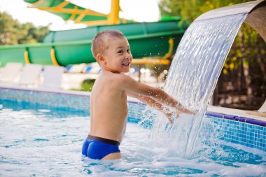 çocuk çocuk havuzunda oynuyor