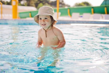 çocuk çocuk havuzunda oynuyor