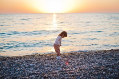 plajda oynayan çocuk