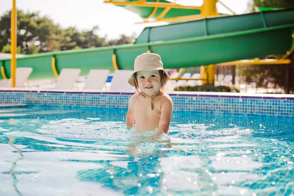 Child is playing in the children's pool — Stock Photo, Image