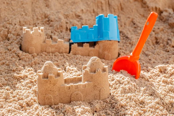 Crianças brinquedos para construir o castelo de areia, pá, moldes que colocam na areia na praia , — Fotografia de Stock