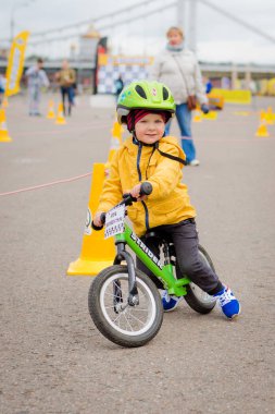 Rusya, Moskova, Gorky Park, 09 Eylül 2017. Çocuk bisiklete binme. Kasklı 2 yıldan 7'ye kadar olan çocuklar bisiklet yarışında yarışıyor