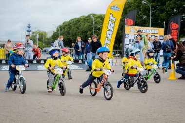 Rusya, Moskova, Gorky Park, 09 Eylül 2017. Çocuk bisiklete binme. Kasklı 2 yıldan 7'ye kadar olan çocuklar bisiklet yarışında yarışıyor