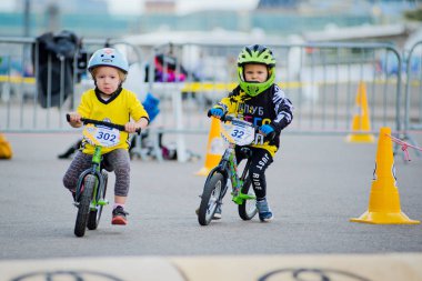 Rusya, Moskova, Gorky Park, 09 Eylül 2017. Çocuk bisiklete binme. Kasklı 2 yıldan 7'ye kadar olan çocuklar bisiklet yarışında yarışıyor