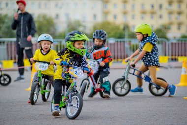 Rusya, Moskova, Gorky Park, 09 Eylül 2017. Çocuk bisiklete binme. Kasklı 2 yıldan 7'ye kadar olan çocuklar bisiklet yarışında yarışıyor