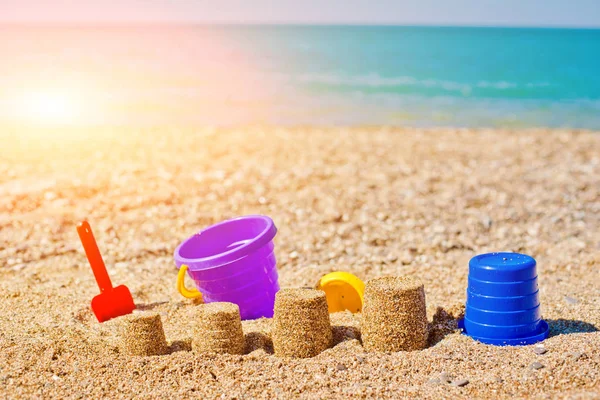 Giocattoli di sabbia sulla spiaggia — Foto Stock