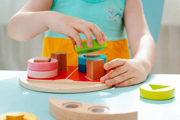 Bambina raccoglie legno multi-colore sorter Safe giocattoli per bambini in legno naturale — Foto Stock