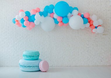 Balonlar ve dondurma arabası beyaz tuğlalı arka planda büyük zencefilli adam.
