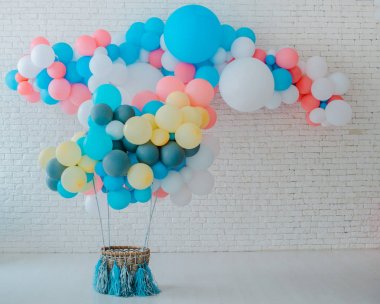 boş alan ile parlak mavi pembe arka plan ile beyaz tuğla arka plan üzerinde hava uçuşu için balon sepeti