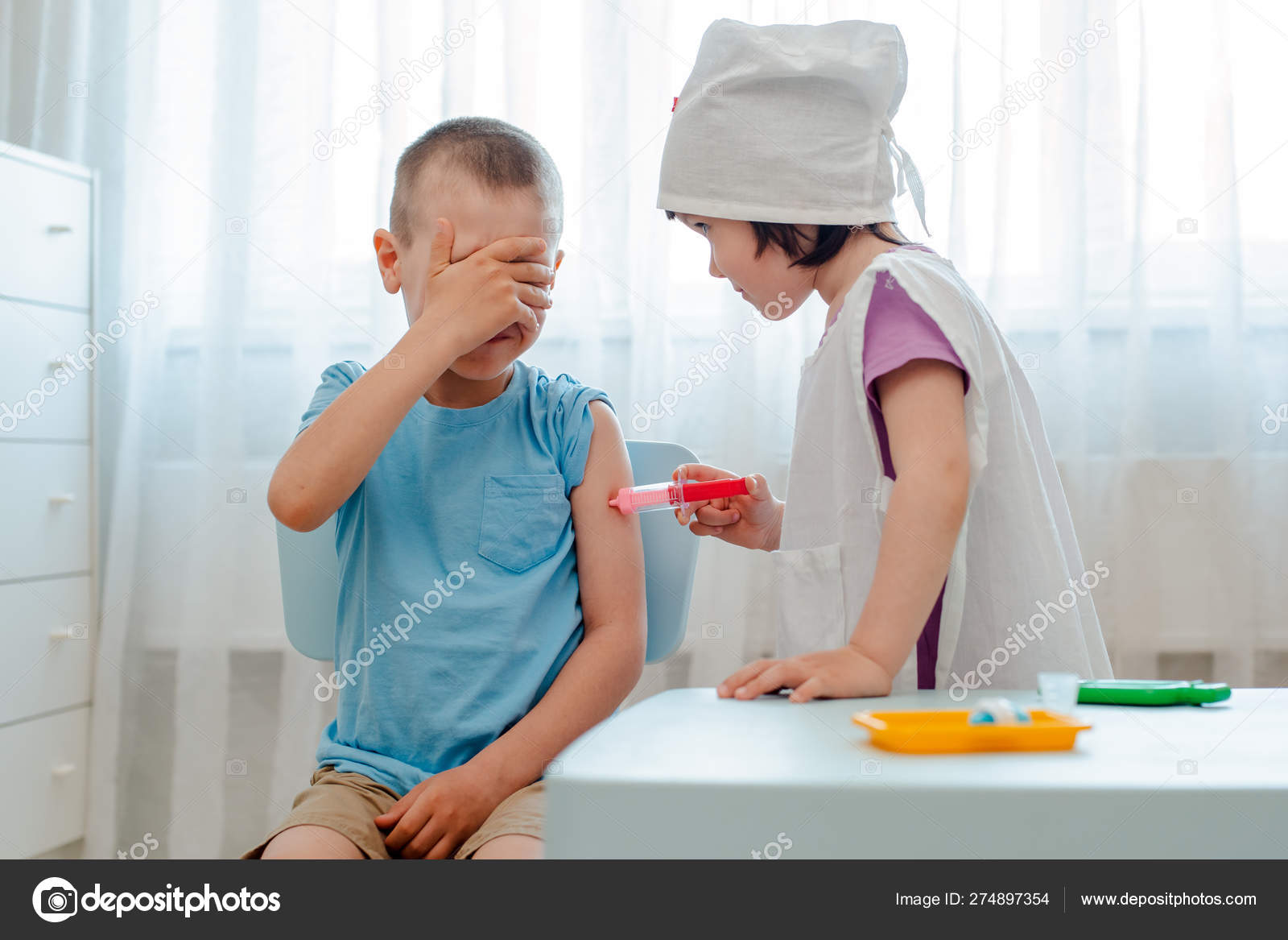 L'enfant Joue Au Médecin. La Fille Fait Une Piqûre à Un Jouet Image stock -  Image du injection, soin: 209792635