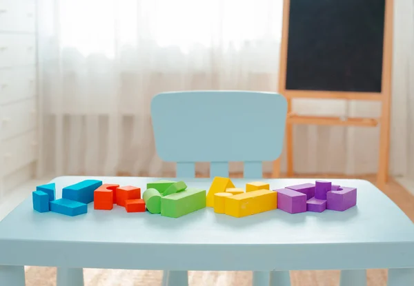 Pedagogiska ljusa geometriska former, färgglada leksaker på bordet i barnens rum — Stockfoto