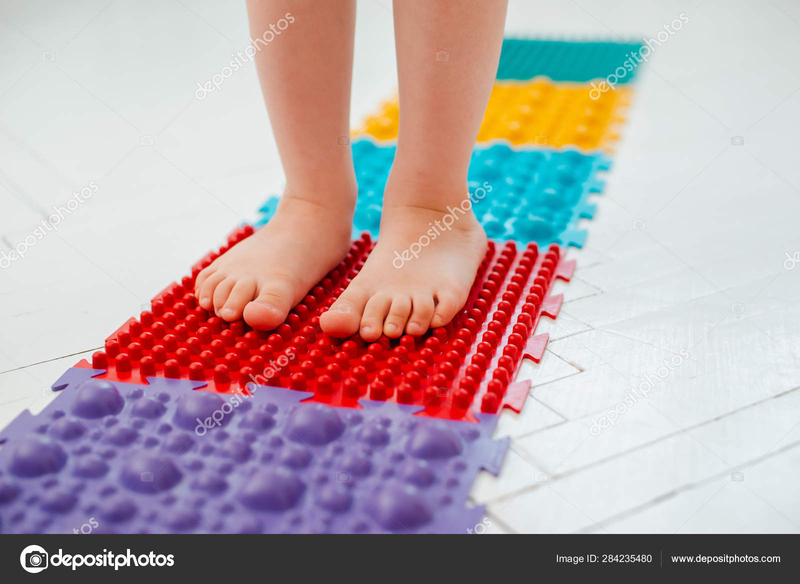 https://st4.depositphotos.com/1033794/28423/i/1600/depositphotos_284235480-stock-photo-toddler-on-baby-foot-massage.jpg