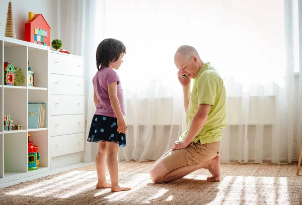 Père joue à la maison avec sa jolie petite fille. Joyeuse fête des pères — Photo