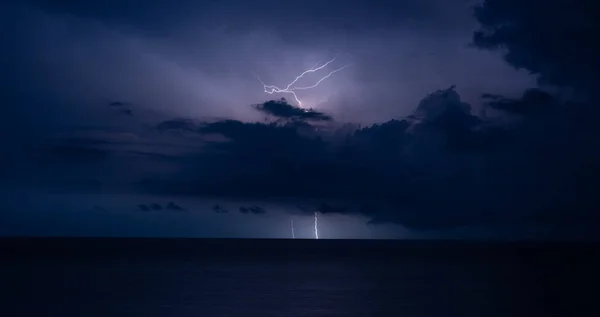 Thunder-Storm en bliksem in zee — Stockfoto