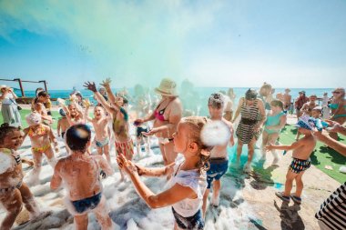 Rusya, Tuapse 4 Temmuz 2019. Çocuklar sahilde bir köpük partisinde eğlenin.