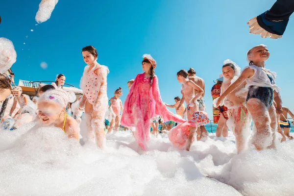 Russia, Tuapse July 4, 2019. Children have fun at a foam party on the beach. — Stock Photo, Image