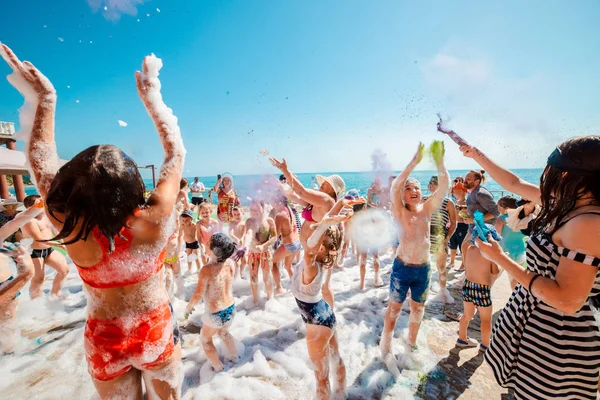 Rusland, Tuapse juli 4, 2019. Kinderen hebben plezier op een schuimfeest op het strand. — Stockfoto
