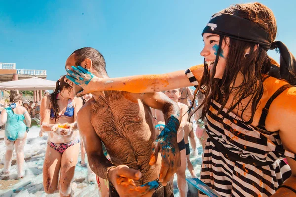 Rusland, Tuapse juli 4, 2019. Kinderen hebben plezier op een schuimfeest op het strand. — Stockfoto