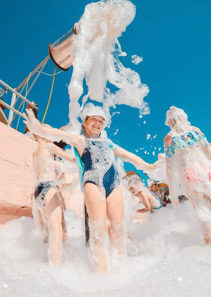 Rusland, Tuapse juli 4, 2019. Kinderen hebben plezier op een schuimfeest op het strand. — Stockfoto