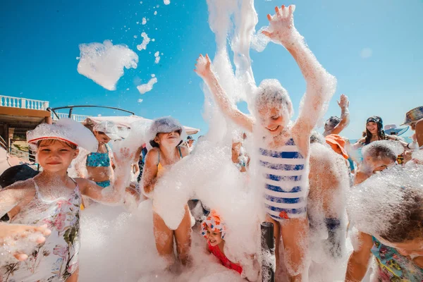 Russia, Tuapse 4 luglio 2019. I bambini si divertono a una festa in schiuma sulla spiaggia . Foto Stock Royalty Free