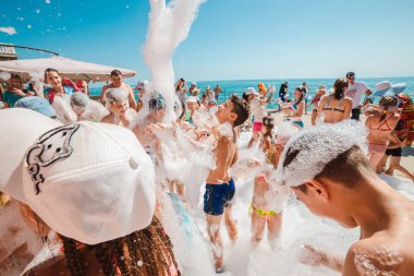 Rusya, Tuapse 4 Temmuz 2019. Çocuklar sahilde bir köpük partisinde eğlenin.