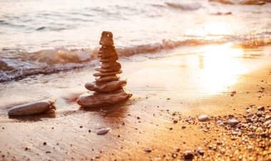 sahilde piramit taşları Zen kavramını sembolize, uyum, denge.