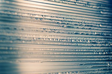 Su damlaları ile kaplı, eğimli arkaplanda su damlaları - yoğunlaşma