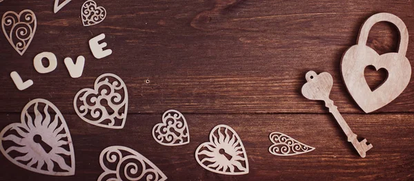 Corazón de madera y flores blancas en una vieja tabla de madera. Fondos y texturas. Día de San Valentín. —  Fotos de Stock