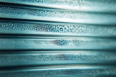 Su damlaları ile kaplı, eğimli arkaplanda su damlaları - yoğunlaşma