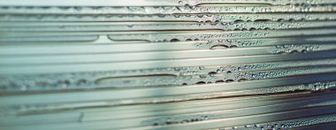 Su damlaları ile kaplı, eğimli arkaplanda su damlaları - yoğunlaşma