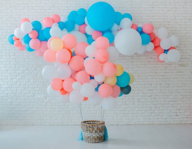 boş alan ile parlak mavi pembe arka plan ile beyaz tuğla arka plan üzerinde hava uçuşu için balon sepeti