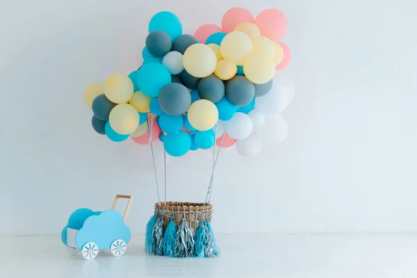 Balões festivos com cesta no fundo branco. Parabéns pelo recém-nascido. — Fotografia de Stock
