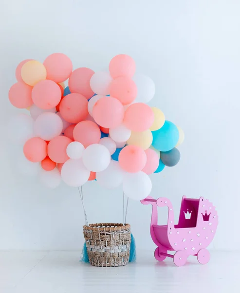 Balões festivos com cesta no fundo branco. Parabéns pelo recém-nascido. — Fotografia de Stock