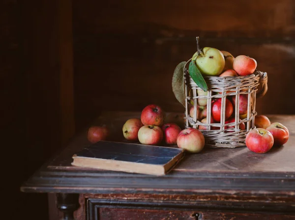 Fresh harvest of ripe and healthy farm apples in a glass jar, in a basket. — Stock Photo, Image