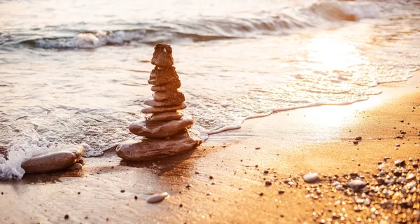 Камни пирамиды на пляже символизируют понятие дзен, гармонию, баланс . — стоковое фото