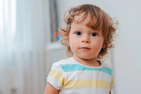 Close-up de babys rosto, bebê bonito com cabelo encaracolado. Retrato de um — Fotografia de Stock
