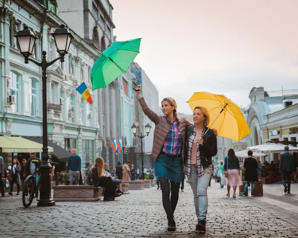 Портрет двух близких друзей, идущих вместе по городской улице в Москве — стоковое фото