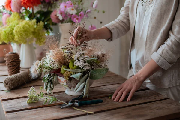 Жіночий професійний флорист готує композицію з диких квітів . — стокове фото