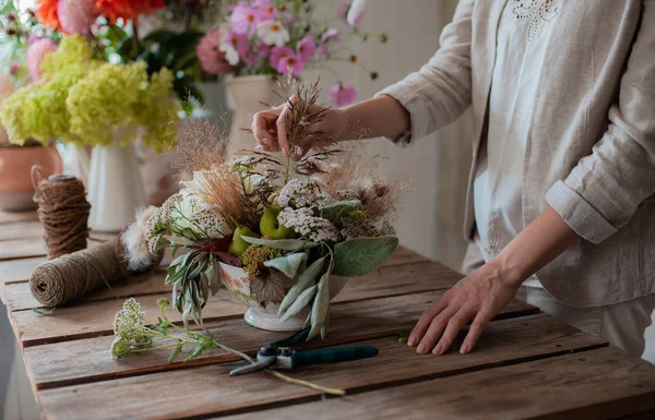 Fiorista professionista femminile prepara la disposizione dei fiori selvatici. — Foto Stock