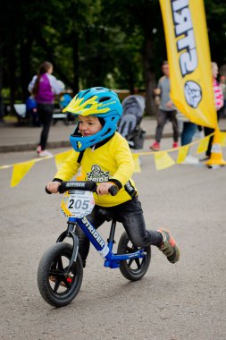 Rusya, Moskova, Gorky Park, 09 Eylül 2017. Çocuk bisiklete binme. Kasklı 2 yıldan 7'ye kadar olan çocuklar bisiklet yarışında yarışıyor