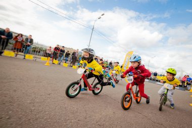 Rusya, Moskova, Gorky Park, 09 Eylül 2017. Çocuk bisiklete binme. Kasklı 2 yıldan 7'ye kadar olan çocuklar bisiklet yarışında yarışıyor