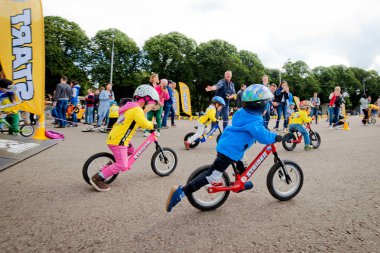 Rusya, Moskova, Gorky Park, 09 Eylül 2017. Çocuk bisiklete binme. Kasklı 2 yıldan 7'ye kadar olan çocuklar bisiklet yarışında yarışıyor
