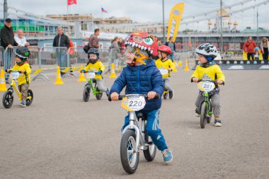 Rusya, Moskova, Gorky Park, 09 Eylül 2017. Çocuk bisiklete binme. Kasklı 2 yıldan 7'ye kadar olan çocuklar bisiklet yarışında yarışıyor