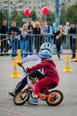 Rusya, Moskova, Gorky Park, 09 Eylül 2017. Çocuk bisiklete binme. Kasklı 2 yıldan 7'ye kadar olan çocuklar bisiklet yarışında yarışıyor