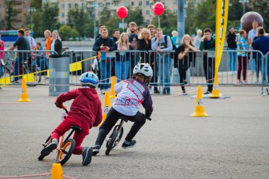 Rusya, Moskova, Gorky Park, 09 Eylül 2017. Çocuk bisiklete binme. Kasklı 2 yıldan 7'ye kadar olan çocuklar bisiklet yarışında yarışıyor