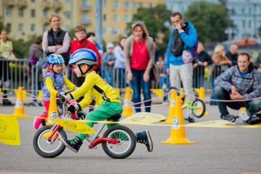 Rusya, Moskova, Gorky Park, 09 Eylül 2017. Çocuk bisiklete binme. Kasklı 2 yıldan 7'ye kadar olan çocuklar bisiklet yarışında yarışıyor