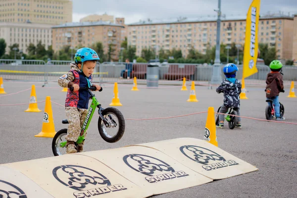 Rússia, Moscou, Gorky Park, 09 de setembro de 2017. Passeio de bicicleta infantil. Crianças de 2 anos a 7 em capacetes competem em corridas de bicicleta — Fotografia de Stock